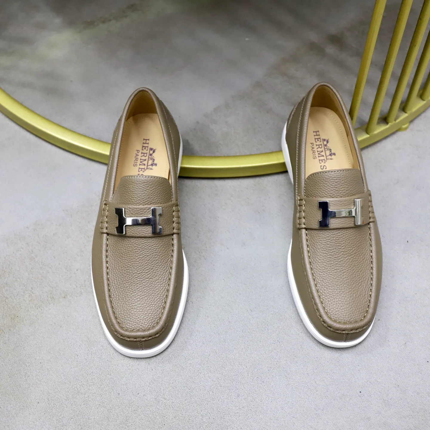 Ex-factory price: 560💰Hermès/Hermès slip-on men's shoes. This shoe is made of imported pebbled cowhide. It has simple and smooth lines and is combined with aerodynamically designed 3CM rubber foam ultra-light soles! Youthful and fashionable, classic H-shaped hardware buckle decoration, calf lining gently wraps the feet, with logo cowhide feet, casual and urban style, highlighting youthful vitality, sports and leisure version, super versatile, code number: 38-39-40-41-42-43-44 standard leather shoe size (45 can be customized but does not support returns)